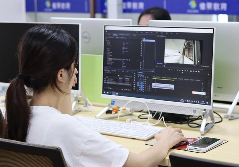 文艺演出：让心灵在舞台间舞蹈